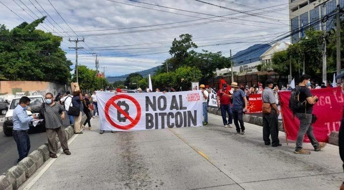 Protesto em El Salvador contra o Bitcoin